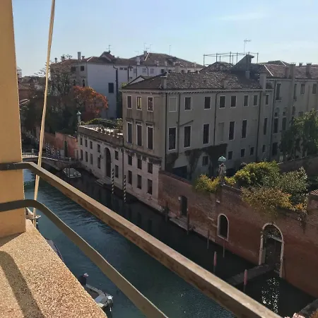 Homes & Holidays Art District شقة *