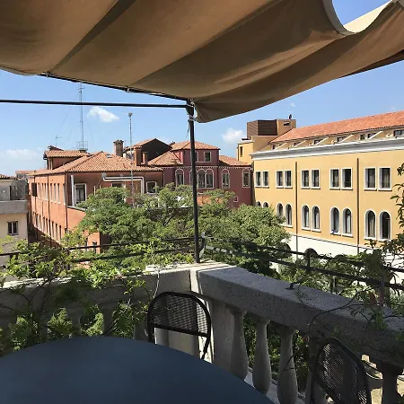 شقة Homes & Holidays Art District *