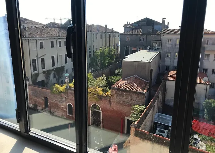 Homes & Holidays Art District