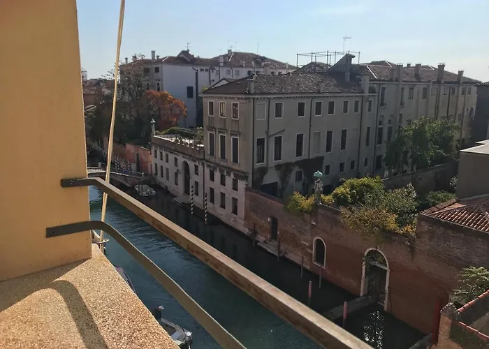 Homes & Holidays Art District شقة *