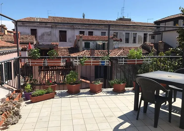 Homes & Holidays Art District البندقية