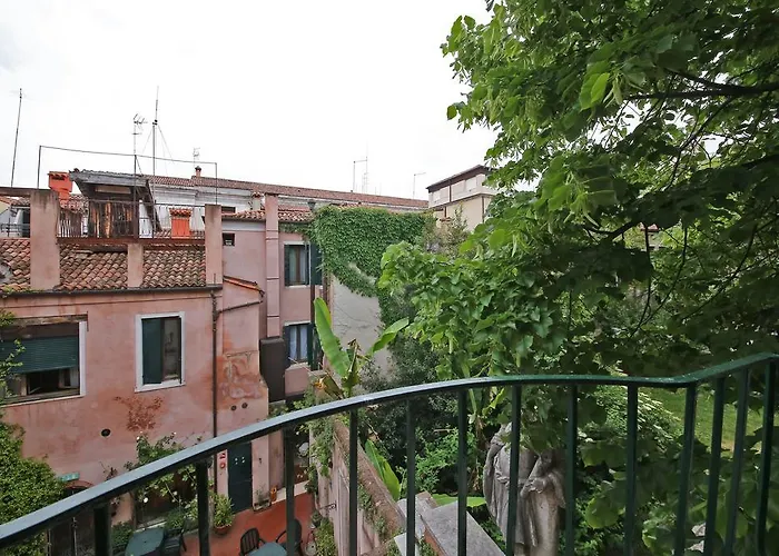 Homes & Holidays Art District شقة