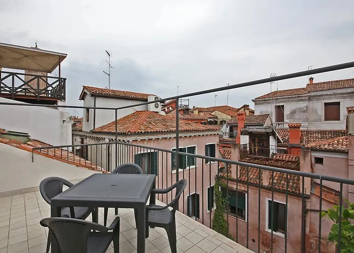 Homes & Holidays Art District * البندقية