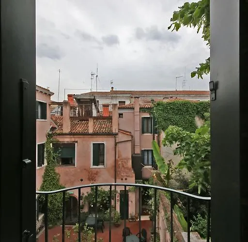 Homes & Holidays Art District شقة