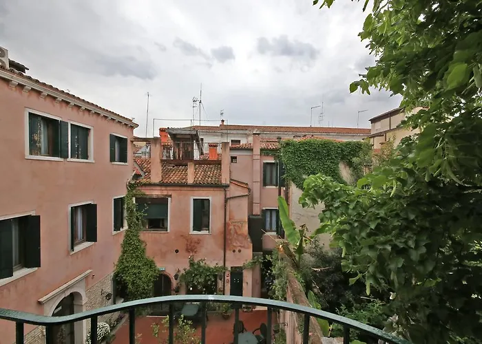 Homes & Holidays Art District شقة *