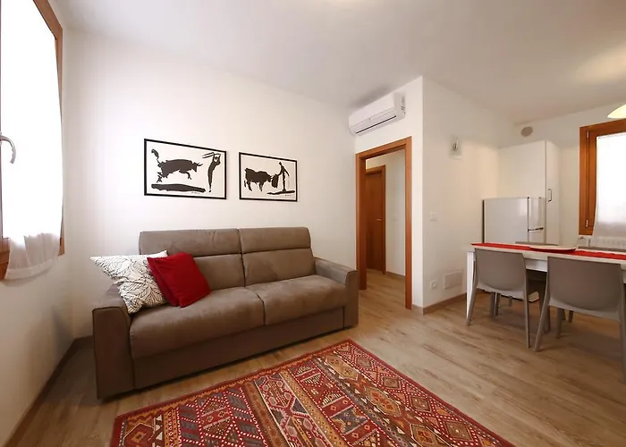 Homes & Holidays Art District