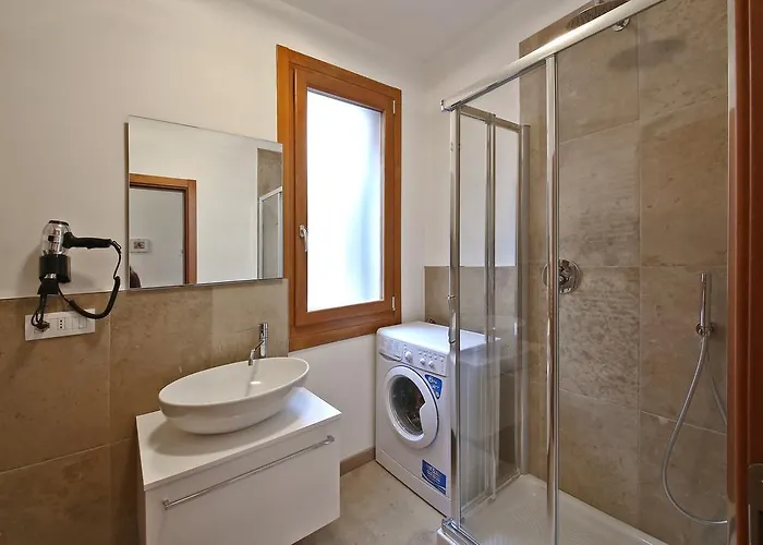 Homes & Holidays Art District البندقية