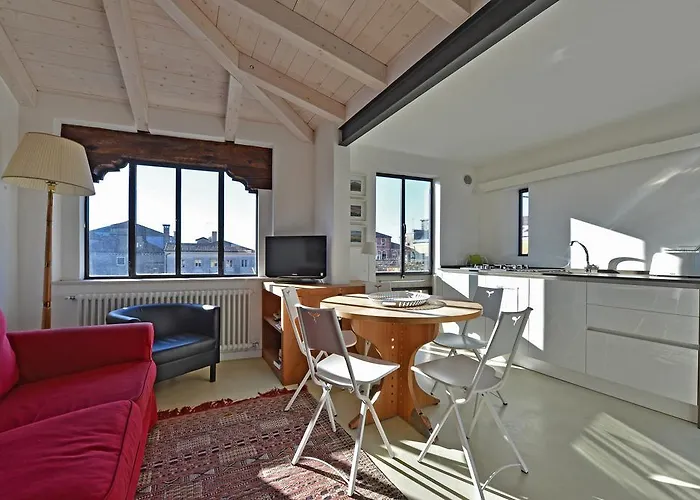 شقة Homes & Holidays Art District *