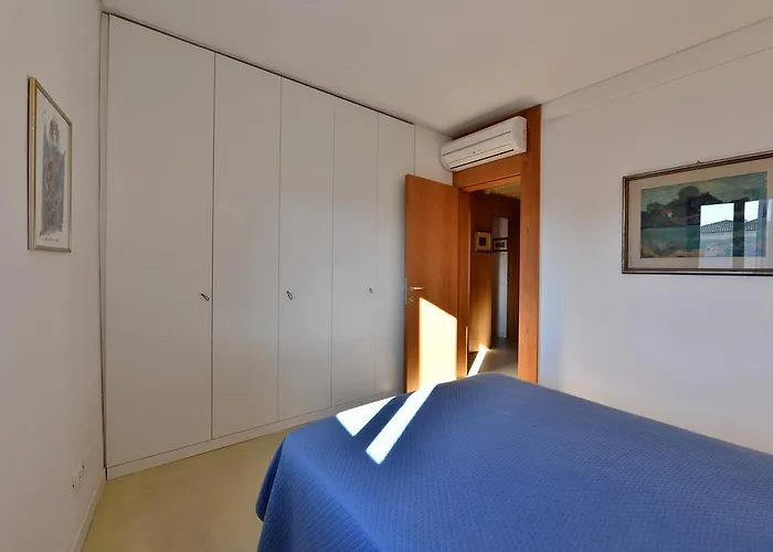 Homes & Holidays Art District