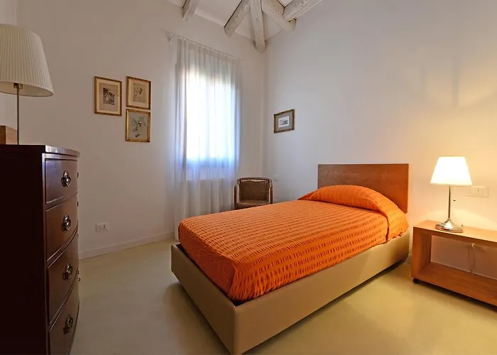 Homes & Holidays Art District شقة