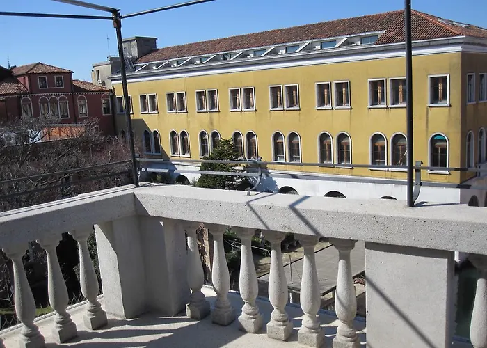 شقة Homes & Holidays Art District