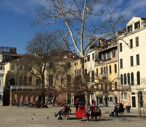 Homes & Holidays Art District * البندقية