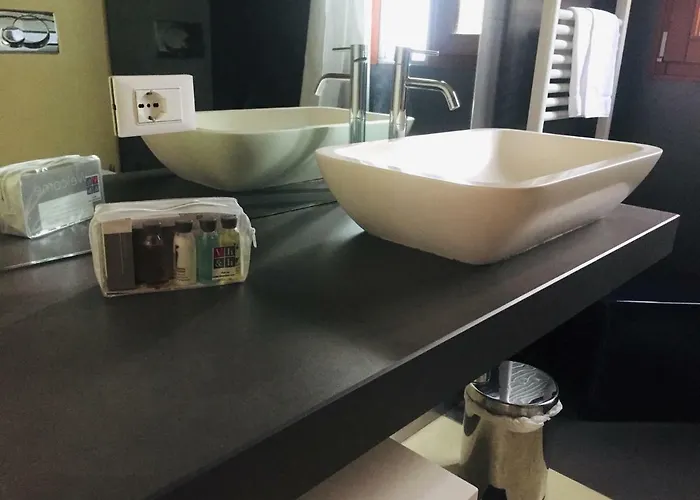 Homes & Holidays Art District شقة