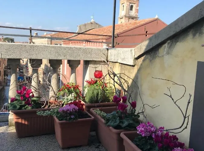 Homes & Holidays Art District 公寓