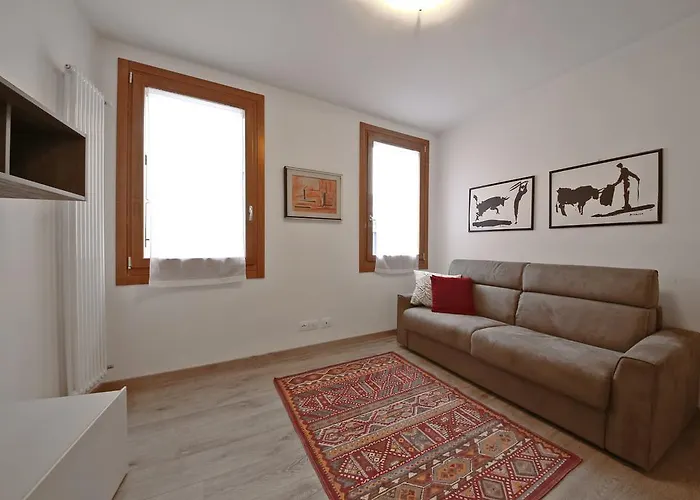 Homes & Holidays Art District Apartment Venice