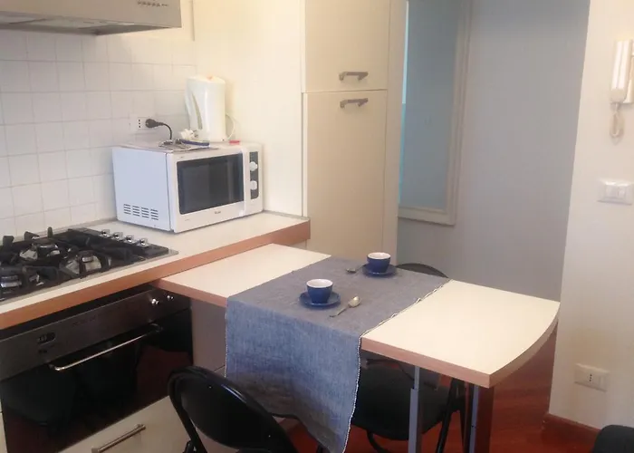 Homes & Holidays Art District Apartment