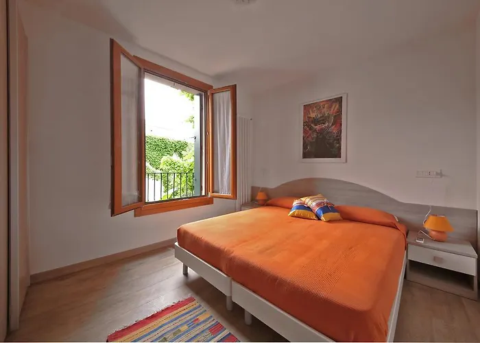 Homes & Holidays Art District Apartment Venice