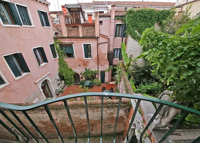 Homes & Holidays Art District