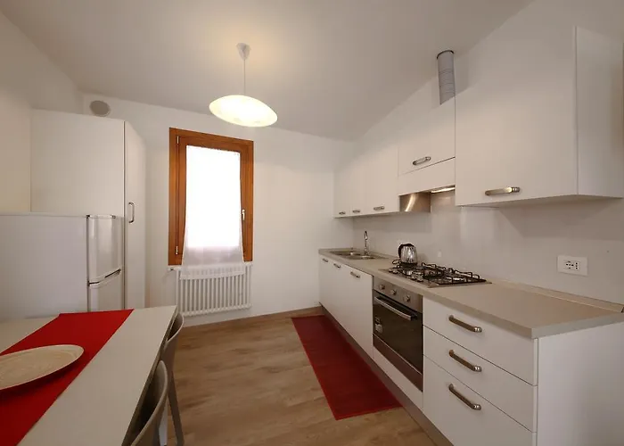 Homes & Holidays Art District Apartamento Venecia