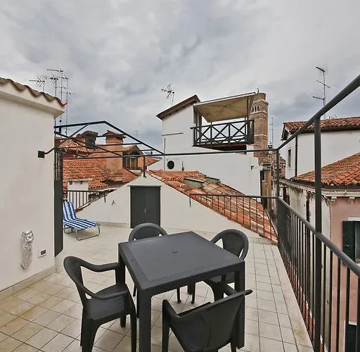 Homes & Holidays Art District Venice