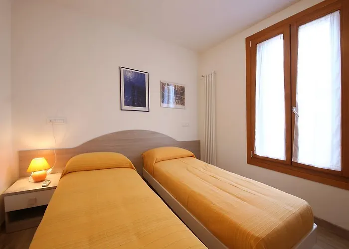 Homes & Holidays Art District * Venice