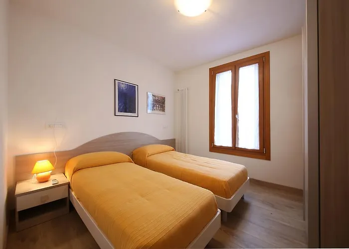 Homes & Holidays Art District Apartment Venice