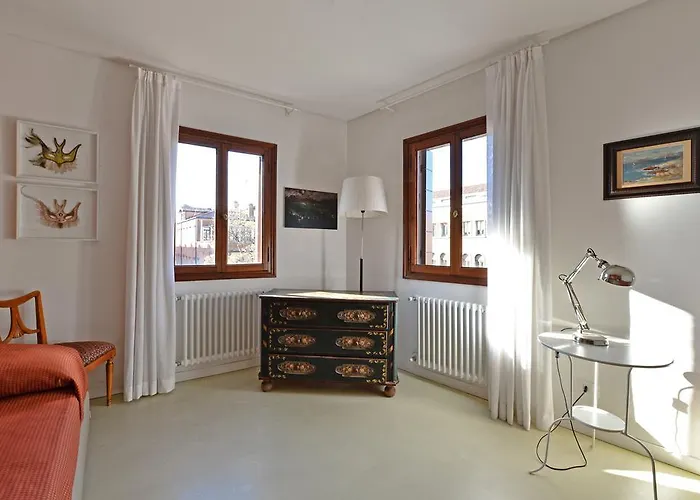 Homes & Holidays Art District * Venice