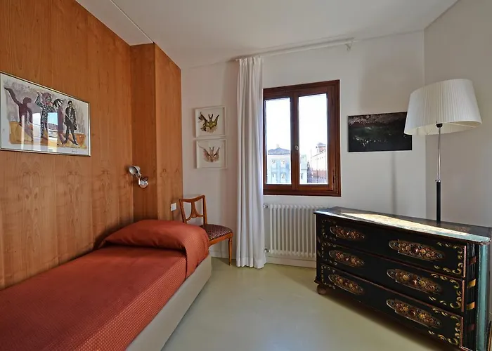 Homes & Holidays Art District Apartment