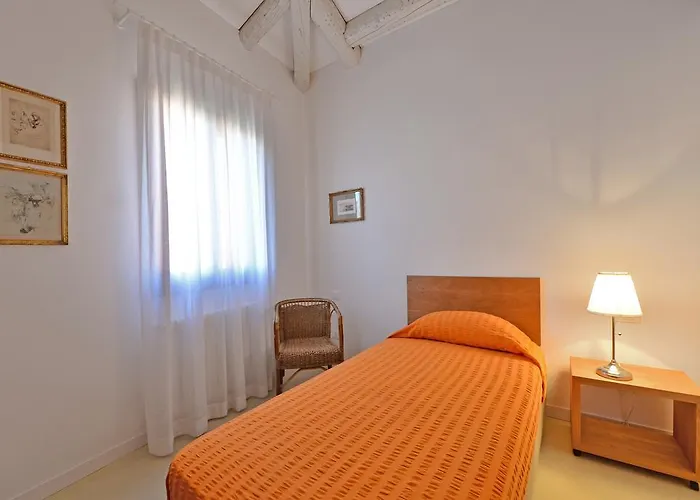 Homes & Holidays Art District * Venice