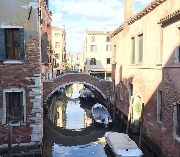 Homes & Holidays Art District Venice