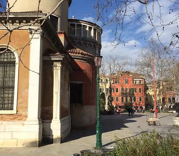 Homes & Holidays Art District Venice