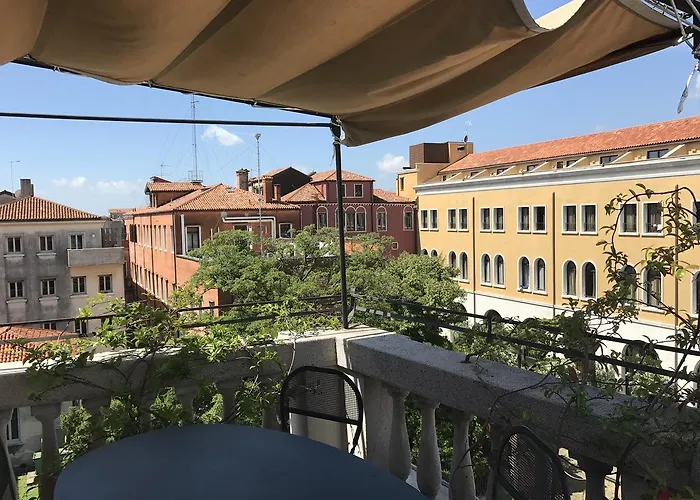 Apartment Homes & Holidays Art District *