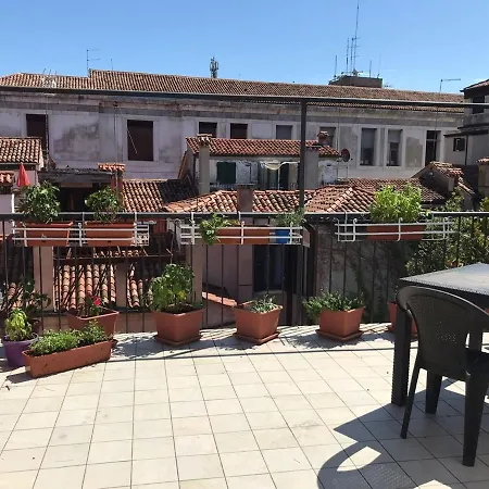 Homes & Holidays Art District Venedig