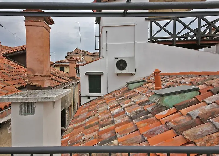 Homes & Holidays Art District 아파트