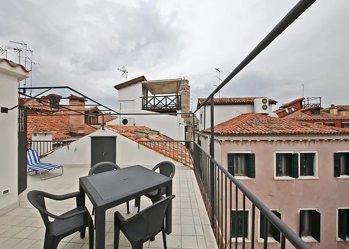 Homes & Holidays Art District