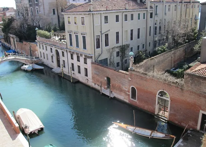 아파트 Homes & Holidays Art District *