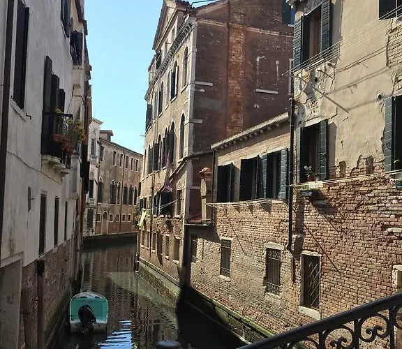 Homes & Holidays Art District